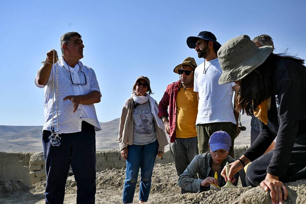 Odanın içindeki yığın, arkeologları şaşkına çevirdi! Urartular neden gizlemiş olabilir? 14